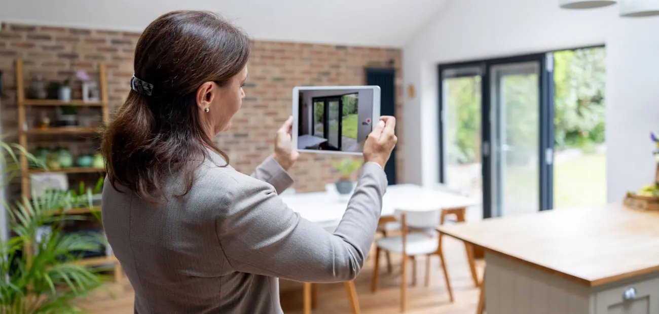 Emlakçı tablet üzerinde mülk sanal turu gösteren görseli